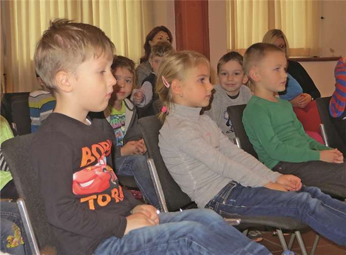 Aufmerksame Zuhörer bei der Vorlesestunde.