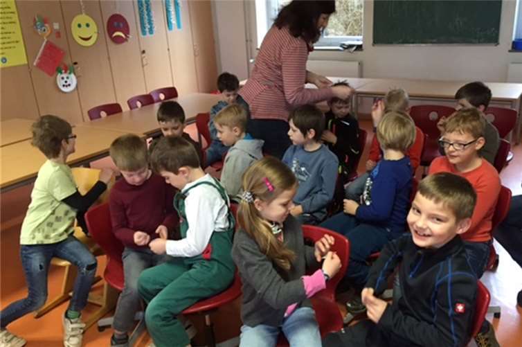 Aufmerksame Zuhörer: die Kinder der ersten Klasse und des Kindergartens.privat