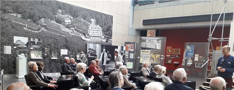 Aufmerksame Zuhörer in der Originalbestuhlung des alten Bonner Plenarsaals.