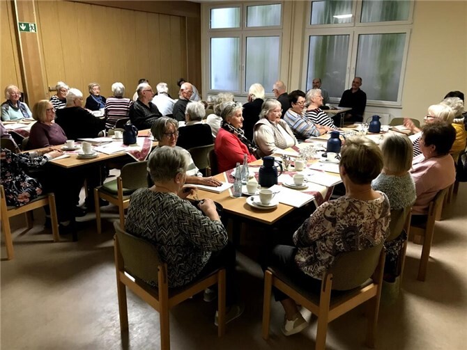Informationsveranstaltung im Rahmen des Seniorennachmittags  Aufmerksame Zuhörer: innen beim Vortrag über Betreuungsrechte durch die SK-Mitarbeiter, hier sitzend am Fenster. Foto: Manni Puth