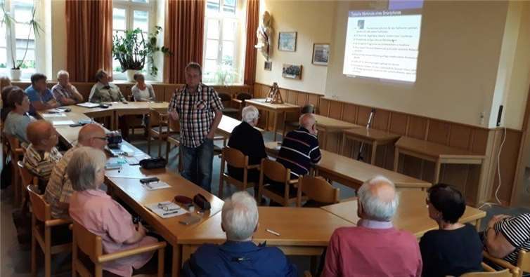 Aufmerksame Zuhörer verfolgten den Beitrag von Burkhard Weber.  Privat