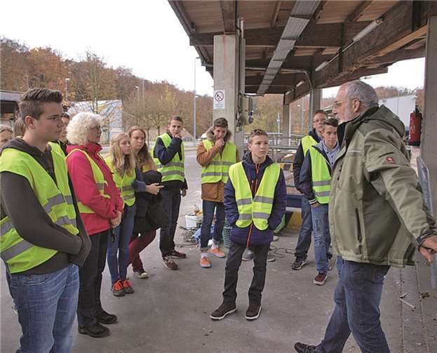 Aufmerksame junge Zuhörer fand Josef Hommen (r.) im Abfallwirtschaftszentrum und der dortigen Umweltlernschule. Kreisverwaltung Ahrweiler