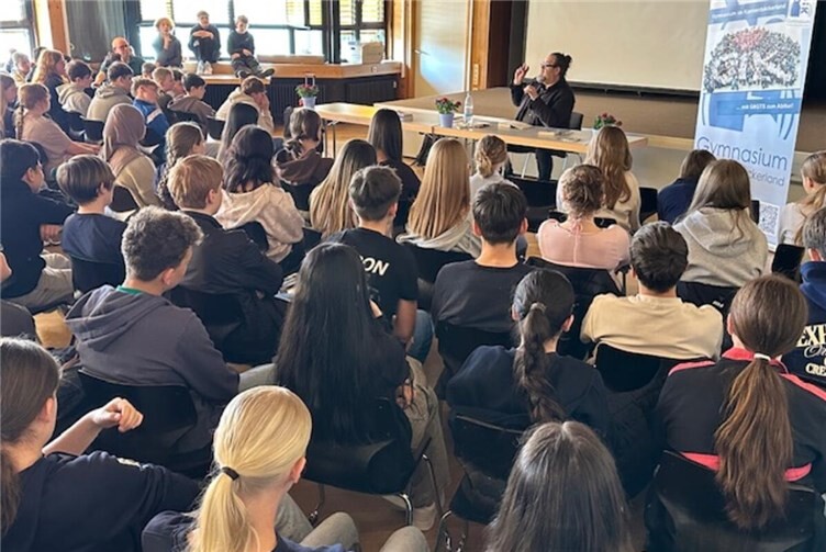 Aufmerksames Auditorium bei der Lesung