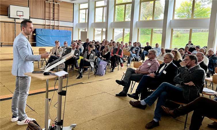 Aufmerksames Zuhören prägt die Diskussionsrunde: Kolleginnen und Kollegen der SdZ-Schulen lassen sich von den vorgestellten Konzepten inspirieren.  Fotos: privat