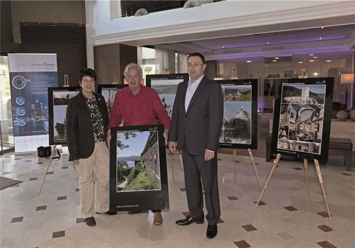 Aufmerksamkeit erregen die Bilder von Dietmar Guth zur Zeit im Mercure Hotel. D. Guth
