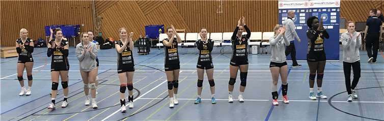 Aufmunternder Applaus der VCN-Akteurinnen nach Spielende an die mitgereisten Fans aus Neuwied.