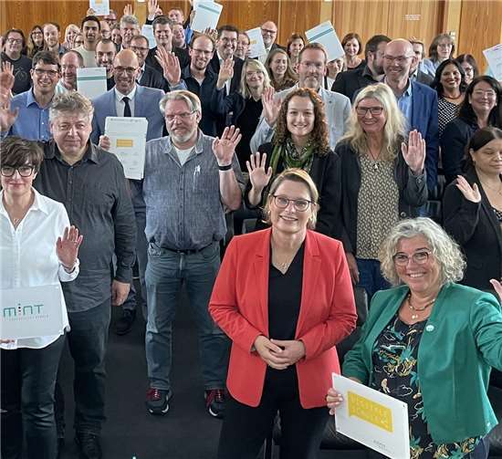 Aufnahme aller geehrten und Dr. Hubig. Quelle: Bildungsministerium RLP