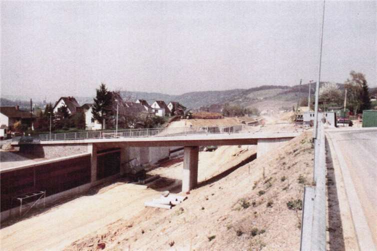 Aufnahme aus der Bauzeit der Umgehungsstraße in Rheinbrohl.Foto: Gereon Frömbgen