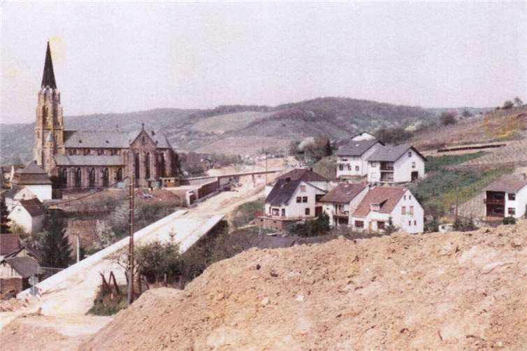 Aufnahme aus der Bauzeit der Umgehungsstraße in Rheinbrohl.Foto: Gereon Frömbgen