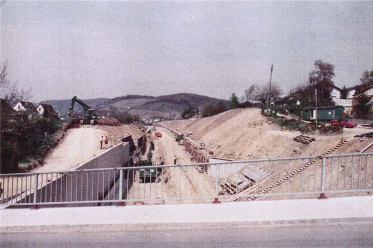 Aufnahme aus der Bauzeit der Umgehungsstraße in Rheinbrohl.Foto: Gereon Frömbgen