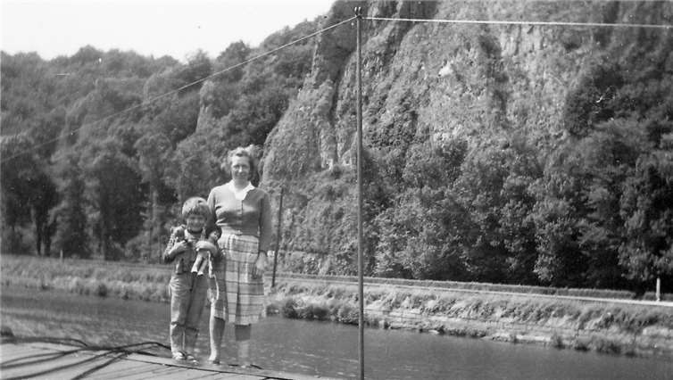 Aufnahme der jungen Mutter mit Baby Brigitte auf dem Schiff.Repro: -HG