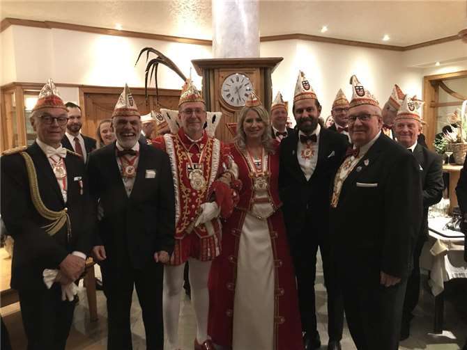 Aufnahme in den Senat der AKG: Prinzenadju Karl-Heinz Conradt, neuer Senator Carlos Monleon-Lauter, Prinzenpaar Kai I. (Krause) und Maria I. (El Tawil), neuer Senator Adem Celik, Senatspräsident Joe Platz (von links).  Foto: Senat AKG