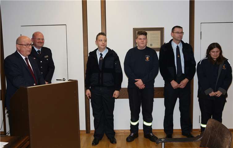 Aufnahme neuer Mitglieder der Bendorfer Feuerwehr durch Bürgermeister Kessler und Wehrleiter Janßen. GM