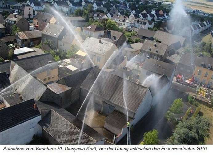 Aufnahme vom Kirchturm St. Dionysius Kruft, bei der Übung anlässlich des Feuerwehrfestes 2016. Privat