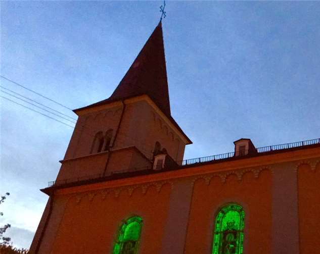 Aufnahme von der Lichtaktion am 18. Mai, dem Tag der Weihe der Kirche St. Nikolaus. Die Kirche war für die ganze Nacht in verschiedenen Farben erleuchtet.privat