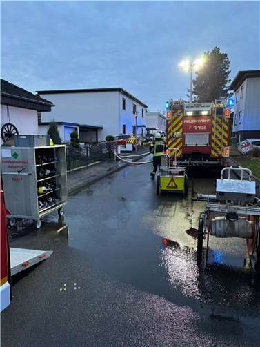 110 Einsatzkräfte bei erneutem Großbrand in Bad Honnef im Einsatz Aufräum- und Nachfüllarbeiten an der Einsatzstelle