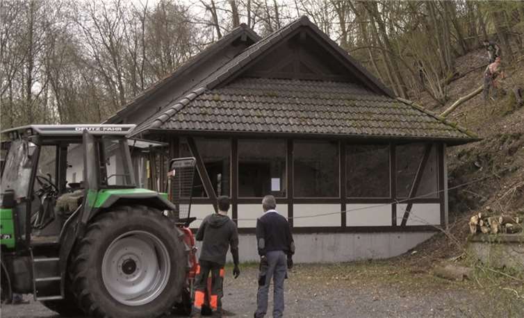 Aufräumarbeiten auch mit schwerem Gerät.privat