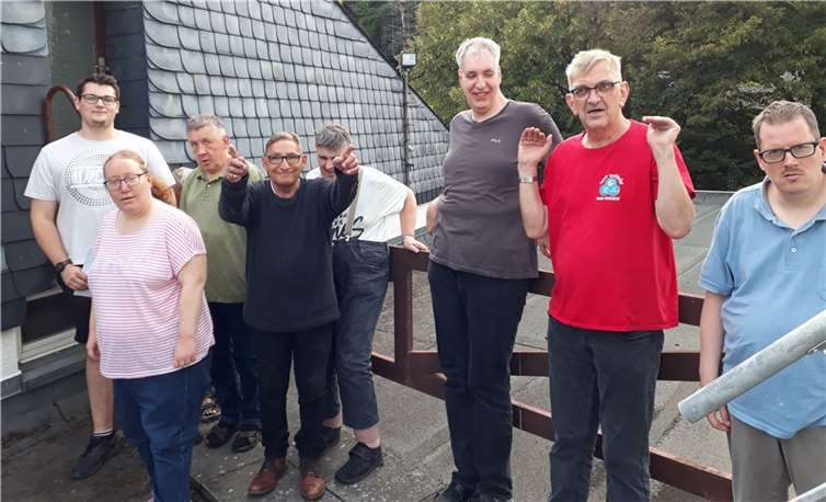 Aufregung, Anspannung und Vorfreude bei den Bewohnern auf der Dachterrasse vor der Rettung aus luftiger Höhe. Quellen: Caritasverbandes Koblenz