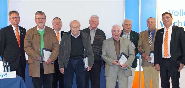Aufsichtsratsvorsitzender Reinhold Seidel (links) und Vorstandsvorsitzende Josef Honnef (rechts) zeichneten bei der Generalversammlung der Volksbank Wachtberg eG zahlreiche Mitglieder für ihre langjährige Treue aus. -JOST-