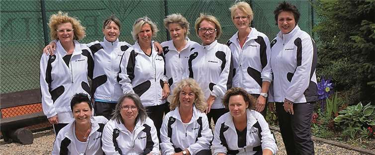 Aufsteiger 2015: Die Damenmannschaft 40+ steigt in die B-Klasse auf. Hinten (v.l.): Sabine Alken, Iris Viman, Ruth Bauer, Bettina Cornelißen, Isolde Welter, Birgit Schwarz, Mechthild Prca. Vorne (v.l.): Heike Weller, Ellen Seiftert, Christiana Frank-Lenz, Claudia Steinmann. Privat