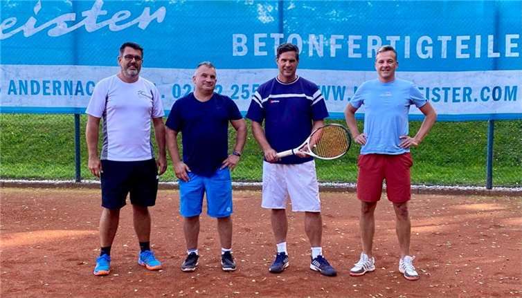 Aufsteiger Herren 50 v.l.: Andreas Neef, Uwe Waldecker, Oliver Lescher, Stefan Vollmer, nicht im Bild: Thomas Barz, Franz-Rudolf Phillips, Gerd Kohlhaas.Foto: privat