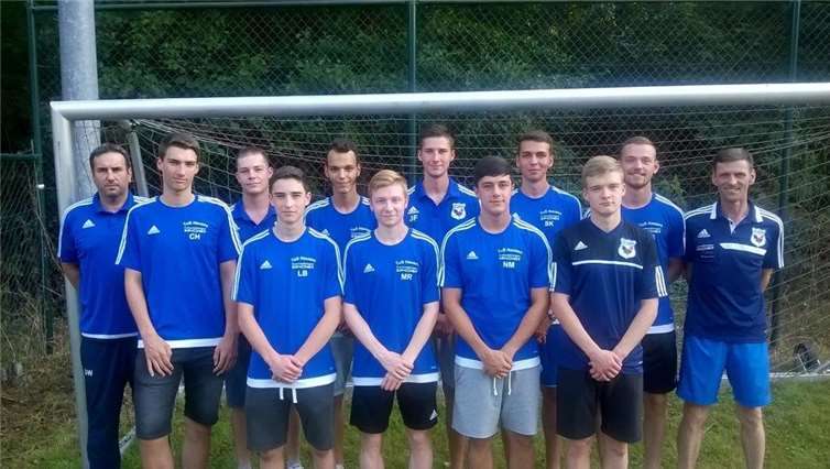 Aufsteiger TuS Hausen baut in der neuen Liga auf seinen Nachwuchs: ( v.li.n.re.) Trainer Sascha Wingender, Christian Hoffmann, Jan Berenz, Nils Mülhausen, Lukas Berresheim, Sebastian Kückelhaus, Elias Schröten, Rene Weiler, Michel Rasbach, Ole Strothmann, Justus Funk und Co-Trainer Gerd Reichert. Es fehlt Niklas Buhr. privat