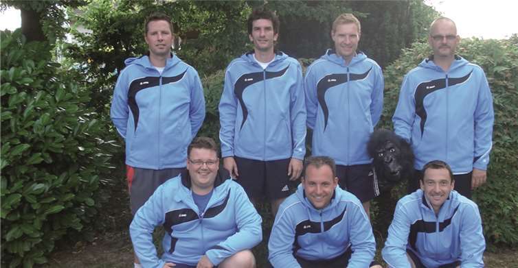 Aufsteiger in die Rheinlandliga Herren 30 vom SV Urmitz: oben André Kloft, Marcus Schneiders, Jens Oster, Michael Schmidt; unten: Michael Müller, Jörg Litz, Björn Friesenhahn; es fehlen: Eric Huhn, Klaus Jobst.privat