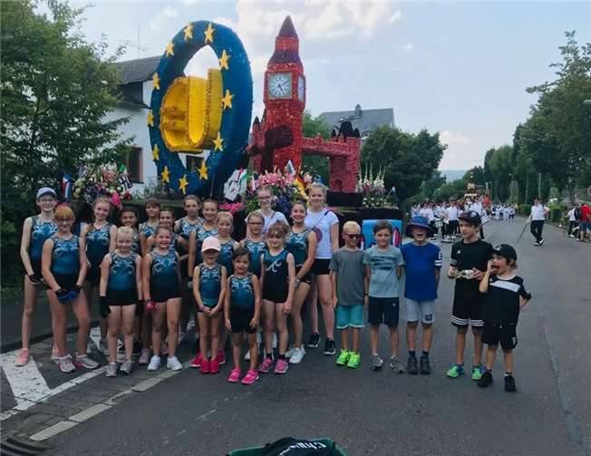 Aufstellen in der unteren Wilhelmsallee für den großen Blumenkorso. Foto: Sabine Schäfer