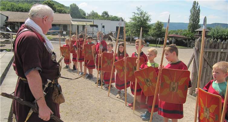 Aufstellen zum Kampf – in der RömerWelt in Rheinbrohl erfuhren die Kinder viel Wissenswertes über das Leben der Römer.