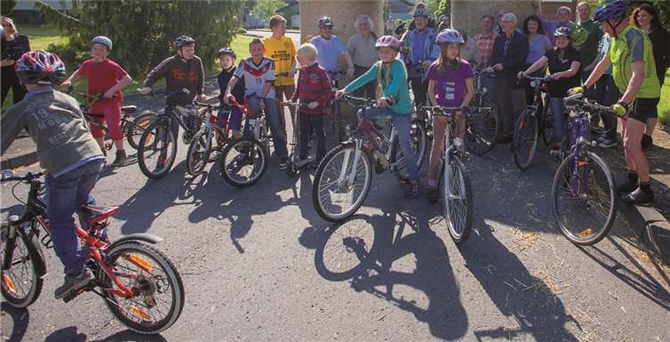 Aufstellen zum Start, den Verbandsbürgermeister Josef Zolk einläutet. -WT-