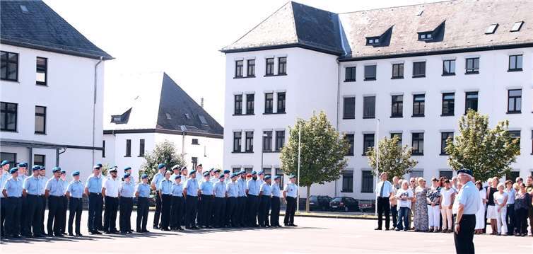 Aufstellung auf dem Kasernenhof der Rheinkaserne zum Übergabeappell - und das bei großer Hitze. US
