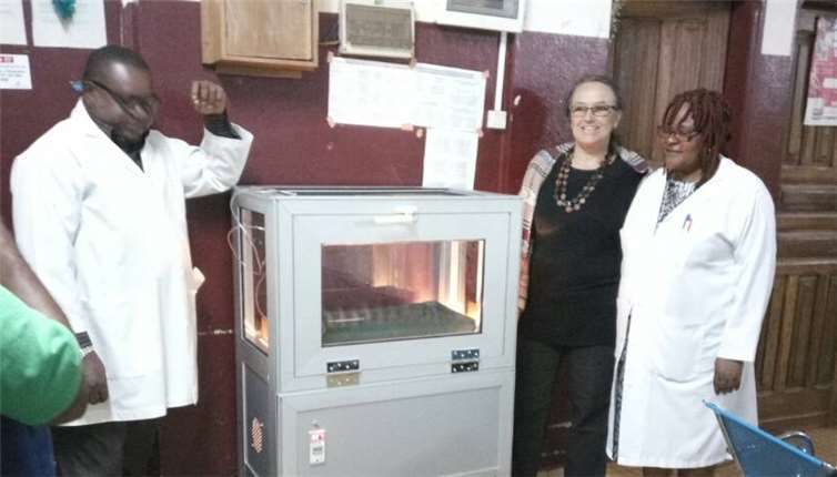 Aufstellung de Inkubators in Bafoussam.