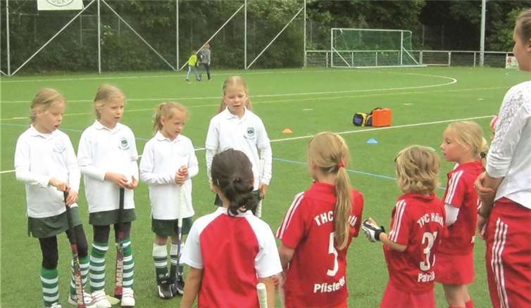 Aufstellung der HTC Mädchen in weiß von vorne gegen Hürth in rot. privat