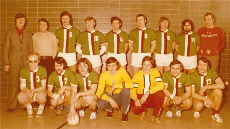 Aufstellung der Oberligamannschaft von 1974: Stehend v.li. Hans-Georg Stein (Abteilungsleiter), Trainer Walter Ternes, Rainer Kroth, Hans-Georg Günther, Norbert Schuch, Dieter Kopf, Eddy Stein (verstorben), Werner Schuch, Betreuer Lothar Kopf. Vordere Reihe v.li. Hans-Theo Günther, Günther Fuchs, Hermann Josef Reif, Dieter Zelter, Erhard Müller, Gerhard Volk und Heinz Süpke.