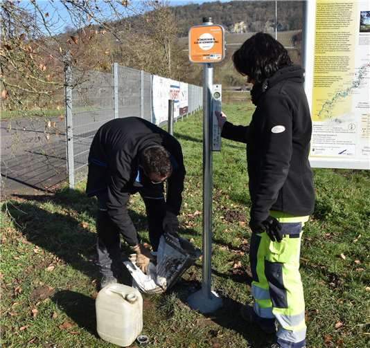 Aufstellung der QR Code Stelen an zentralen Punkten. Foto: privat