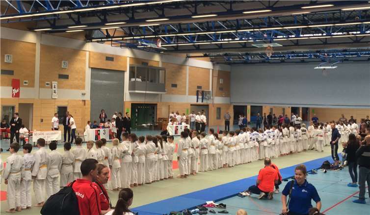 Aufstellung der Sportlerinnen und Sportler beim Niebelungen Turnier in Worms.Fotos: privat