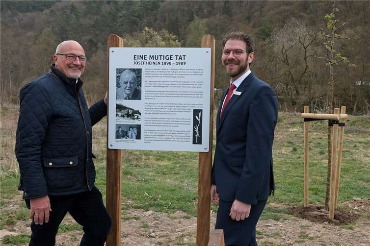 Aufstellung der Tafel in Hönningen.  Foto: Werner Dreschers