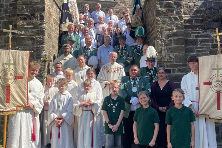 Aufstellung vor der Kirche