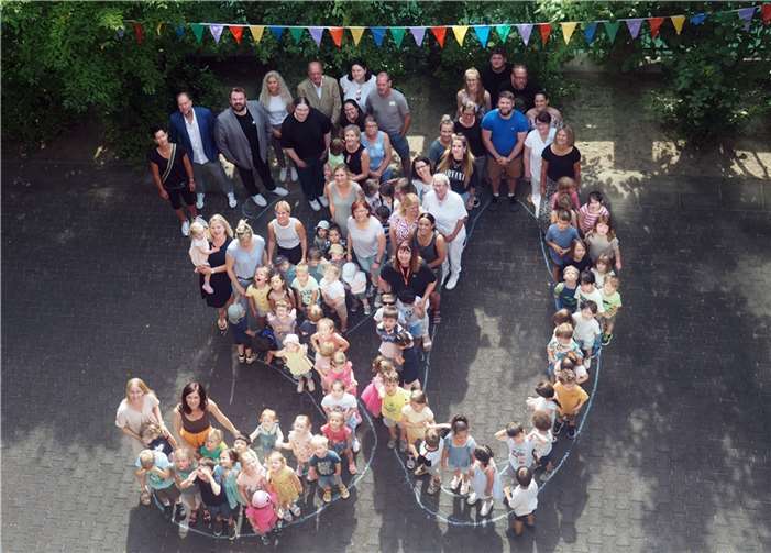 Aufstellung zum Gruppenfoto anlässlich der 30 Jahr-Feier des „Haus des Kindes“.  Fotos: Stadtverwaltung Bendorf