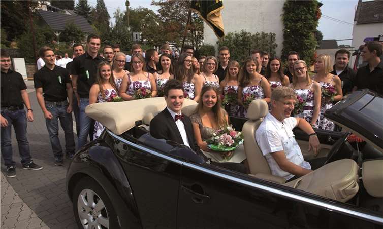 Aufstellung zum Umzug. Das Kirmespaar Jonas Hoffmann und Sarah Runkel im Cabrio mit den jungen Burschen und den Maimädchen. -WT-