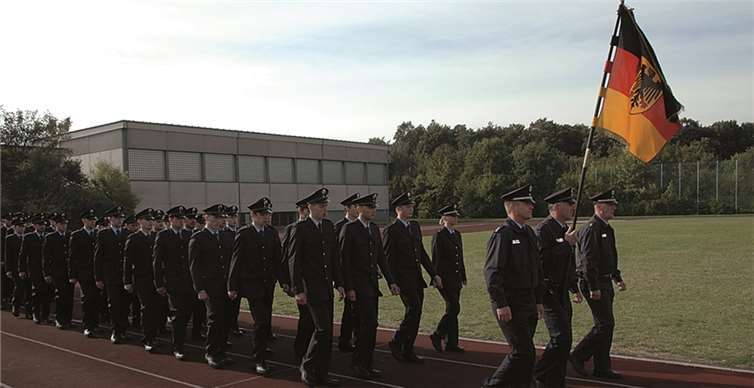 Aufstellung zur Vereidigung.
