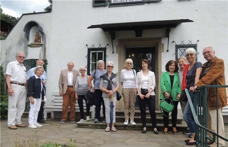 Aufstieg geschafft: Die Besucher vor dem Privathaus Adenauers.  Fotos: privat