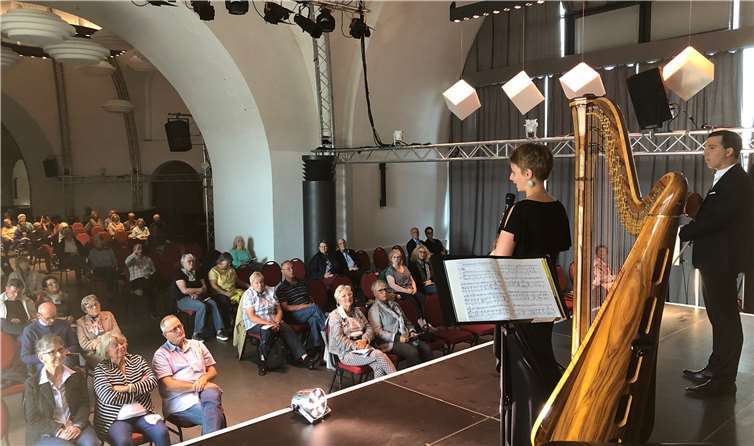 Auftakt der Klassikserenaden 2020: Isabelle Müller und Hector Burgan (re.) sprechen zum Publikum. Fotos: privat