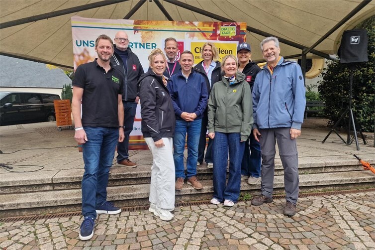 Auftakt des Ahrtal-Erlebnistages auf dem Ahrweiler Marktplatz: (v.l.) Dieter Könnes („Robin Gut e.V.“), Andreas Lambeck (Geschäftsführer Ahrtal-Tourismus), Carolin Groß (Ahrwein e.V.), Dennis Conrads (Reiseland), Thomas Bösl (RTK), Kathrin Lehmann (Reiseland), Katharina Port (Chamäleon-Reisen), Meike Carll (Ahrtal-Tourismus) und Wolfgang Horrmann.