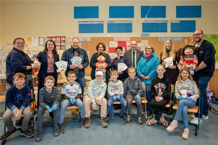 Auftakt des Projekts zu den Themen Erste Hilfe und Selbstschutz im Katastrophenfall an der Grundschule in Weibern.Fotos: Bernhard Risse / Kreisverwaltung Ahrweiler