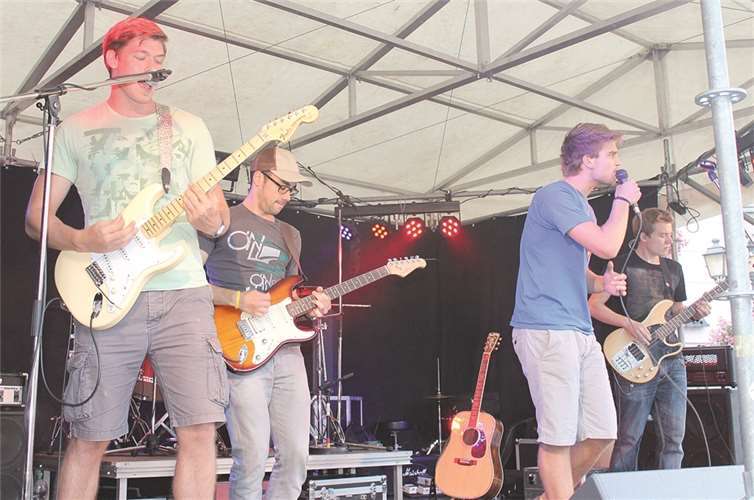 Auftakt mit Schwung: die Band Lampenschirm aus Karweiler. RERE