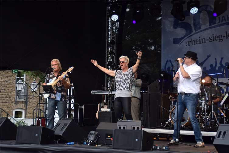 Auftakt nach Maß: Die Lokalhelden „Play Off“ erwiesen sich als perfekte Eisbrecher für die Geburtstagsparty zum 50. Kreisjubiläum auf dem Himmeroder Wall.