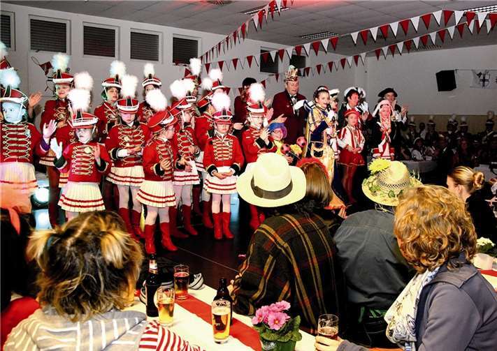 Auftakt zum 80-jährigen Jubiläum der PGM in der Schützenhalle. Die besondere Stattsitzung wird von den „Ruude Stümpche“ eröffnet. Kinderprinzessin Catharina II. begeistert das närrische Volk mit ihrem Sessionslied. STEIN