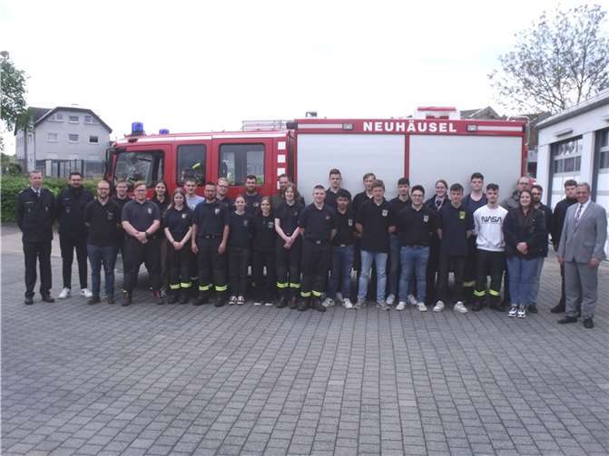 Auftakt zur Grundausbildung im Feuerwehrdienst: In Neuhäusel fand das so genannte Seminar 1 statt, mit dem 26 junge Männer und Frauen in ihre zweijährige Ausbildung starten.  Foto: VG Montabaur/Patrick Gasper