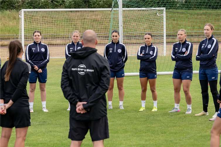 Auftakttraining mit den Neuen (v.l.): Elena Bläser, Sarah Krumscheid, Muriel Bey, Rinesa Alija, Nina Hainke, Victoria Prassel. Foto: privat
